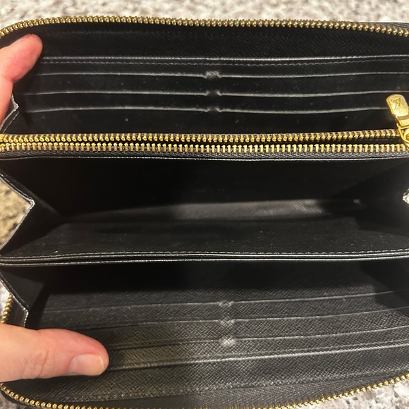 Louis Vuitton game on white Zippy Wallet - Picture 8 of 13